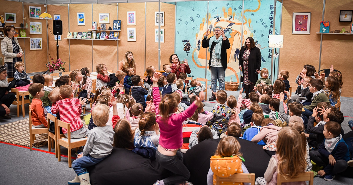 Több ezren a könyvvásáron